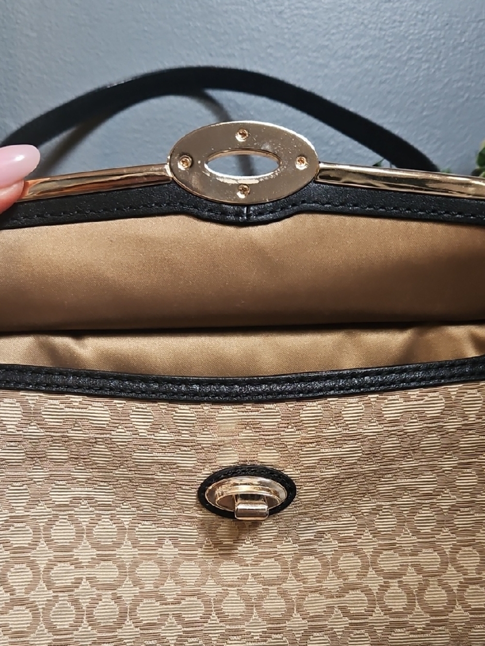 ✨ Y2K Coach Kristin Signature Satchel Crossbody Bag W/ Gold Turnlock/ Hangtags ✨ - Picture 4 of 8